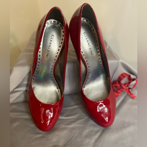 Gianni Bini Shoes - Gorgeous Shiny *RED* Rounded Toe Pumps By Gianni Bini~Size 9M